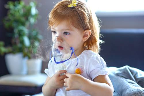 Criança fazendo nebulização