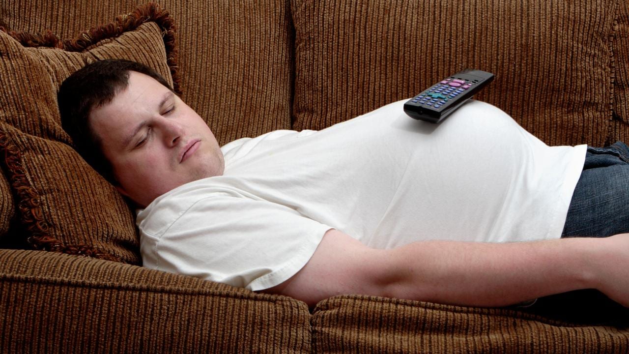 pessoa gorda dormindo no sofá com preguiça