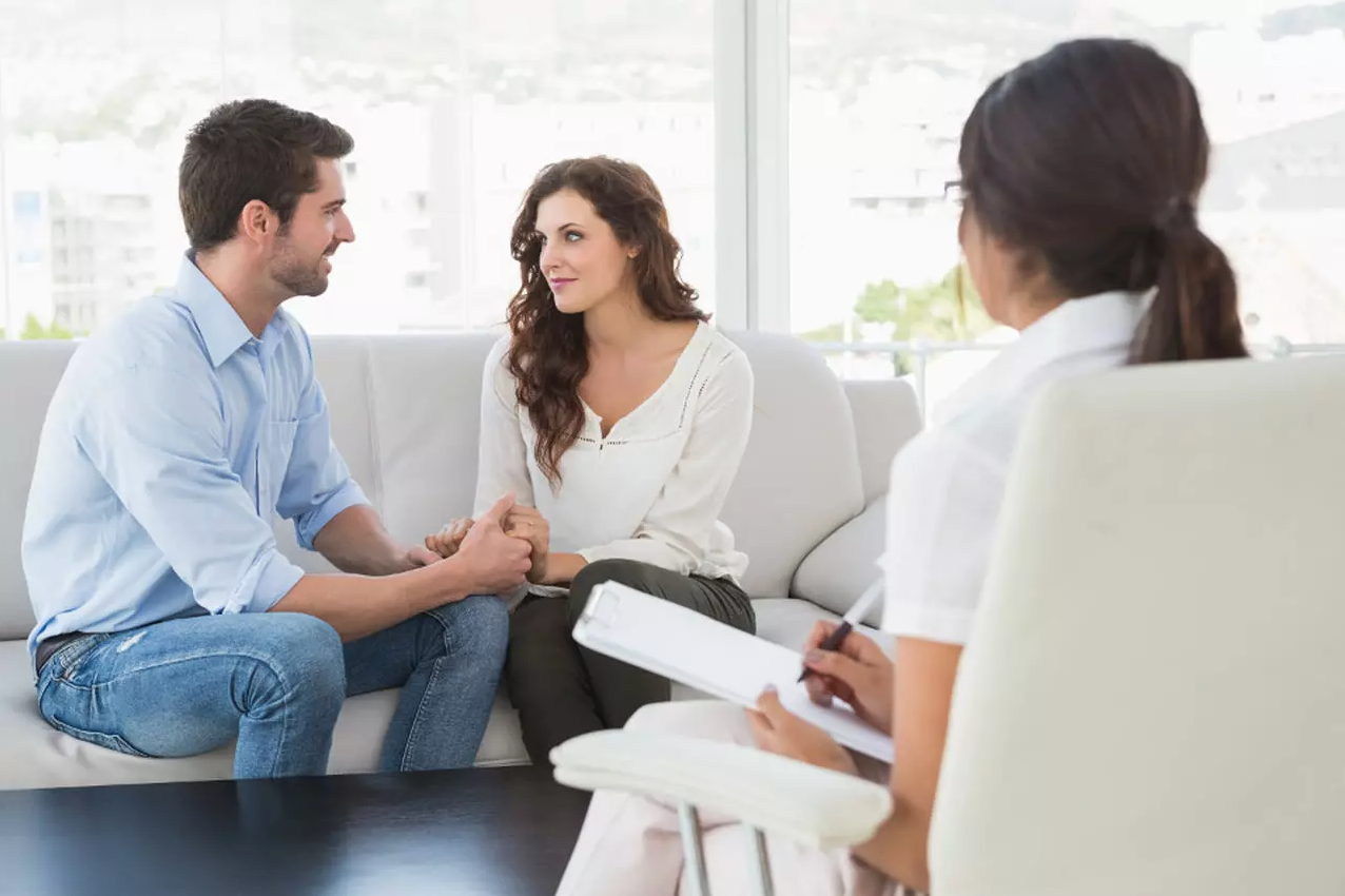 casal em terapia com uma terapeuta